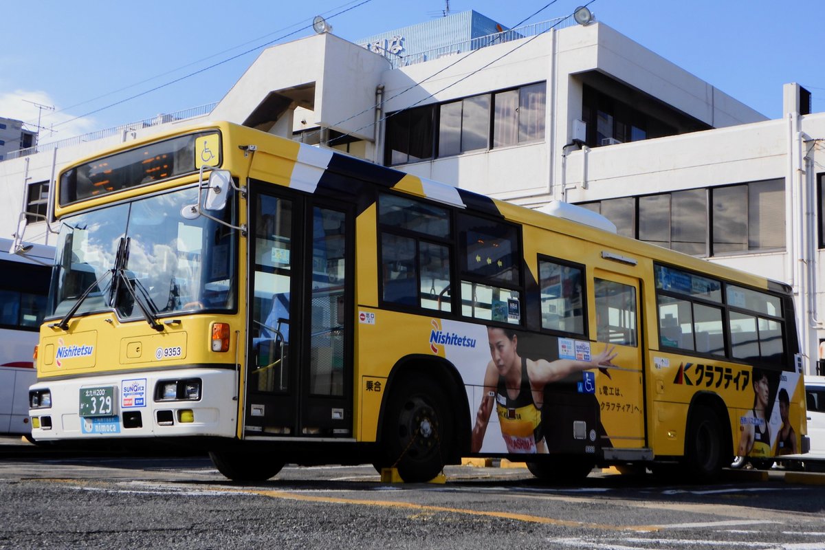 \クラフティア(旧九電工)・バス運行開始🚌/
ラッピングバスの記念撮影が砂津にて行われました📸

陸上真野選手・高島選手を大きく描いた、ダイナミックな存在感のあるデザインが特徴です🟨
撮影の様子は17日18:15より、RKB「タダイマ」にて放送📺

行先番号1番砂津～黒崎・折尾間を中心に運行予定です!