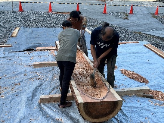 本日から「縄文さんによる丸木舟の製作プロジェクト」が始まりました！
縄文さんこと雨宮国広氏と、アシスタントの馬渕香氏らによる丸木舟製作の実演を行うプロジェクトです。
製作のようすは、自由に見学していただけます！
11月28日(金)まで開催！(土・日・休館日を除く)
是非ご覧ください！！