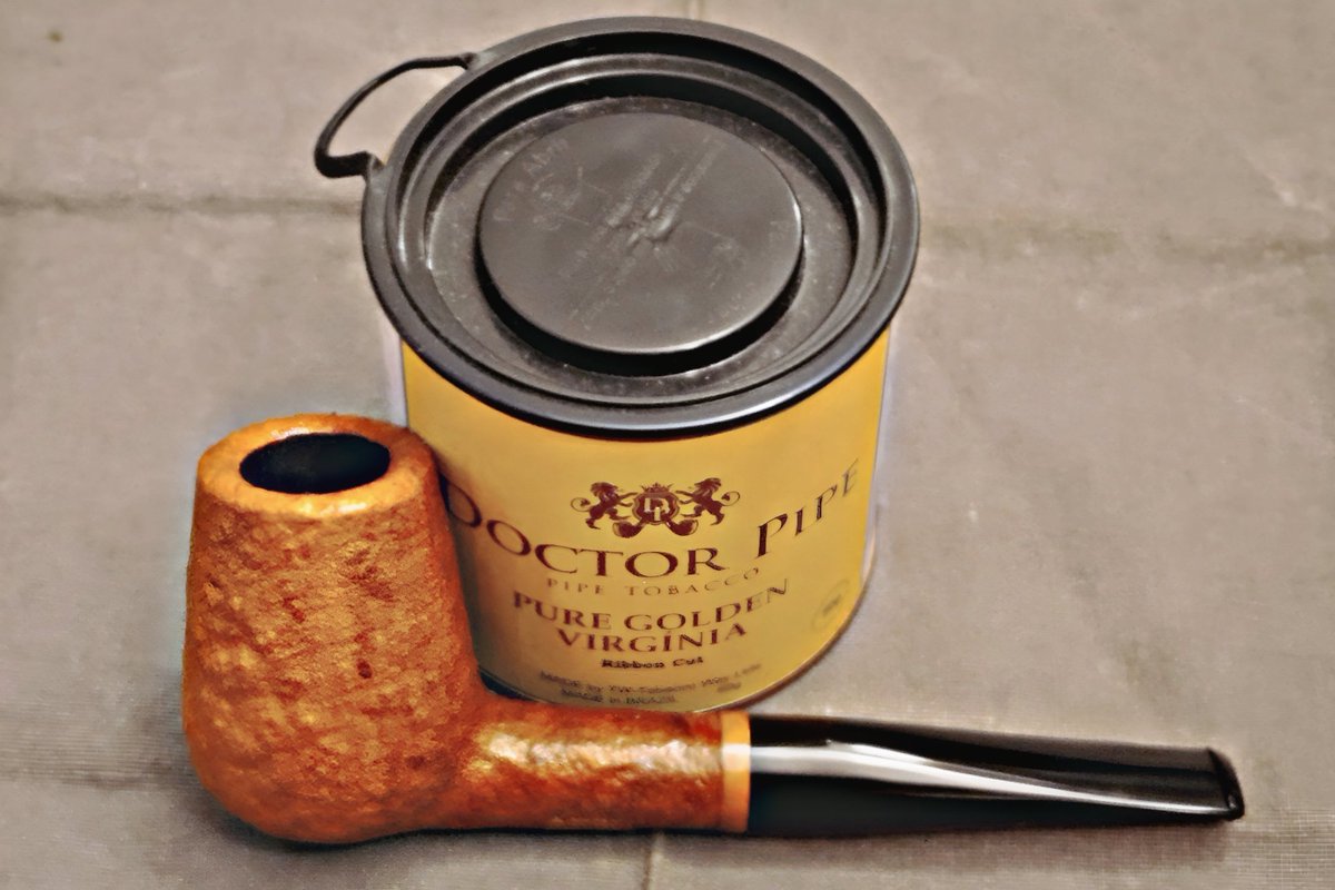 cozycorona's tweet image. The sweetness of virginia is reminiscent of “fruit tomato”, which is a type of highly sugar-densed tomato.
This pipe tomato is a blend of golden virginia, bright virginia, and red virginia, I guess.

#鈴栄商店 #suzuei #pipes #pipesmoking #pipetobacco #tobaccoway #tabacoway