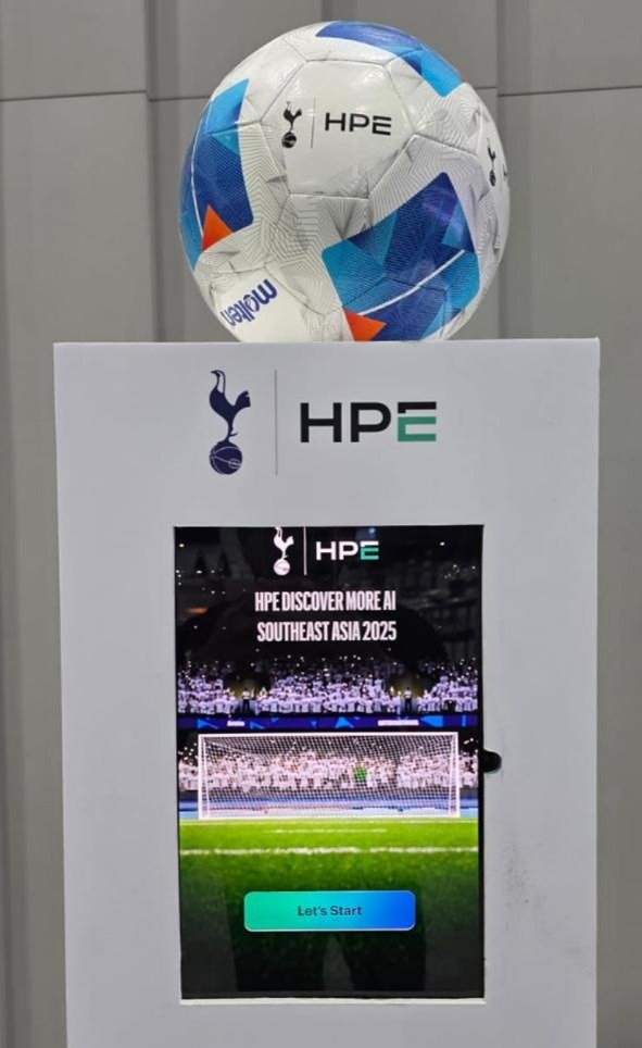 HPE_APAC's tweet image. At #HPEDiscover More AI Southeast Asia 2025, attendees experienced football like never before. ⚽
“The Penalty Challenge”, powered by HPE and Tottenham Hotspur Football Club, featured AI-powered penalty kicks, leaderboards, and personalized photos, all through an immersive tech…
