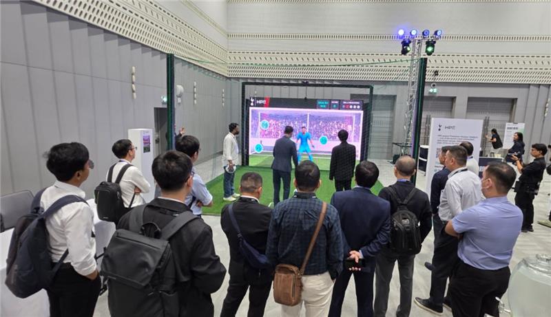HPE_APAC's tweet image. At #HPEDiscover More AI Southeast Asia 2025, attendees experienced football like never before. ⚽
“The Penalty Challenge”, powered by HPE and Tottenham Hotspur Football Club, featured AI-powered penalty kicks, leaderboards, and personalized photos, all through an immersive tech…