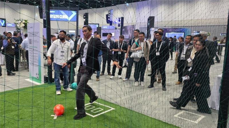 HPE_APAC's tweet image. At #HPEDiscover More AI Southeast Asia 2025, attendees experienced football like never before. ⚽
“The Penalty Challenge”, powered by HPE and Tottenham Hotspur Football Club, featured AI-powered penalty kicks, leaderboards, and personalized photos, all through an immersive tech…