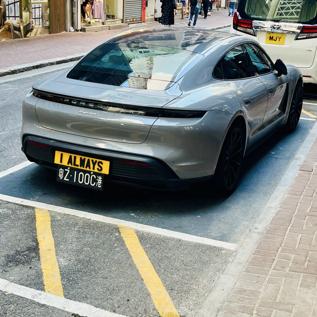 quantopop's tweet photo. This is awkward🫣 #IALWAYS #MJY #TWOFER #HKnumberplates #HongKong @HKnumberplates https://t.co/L8DaEpvuVm