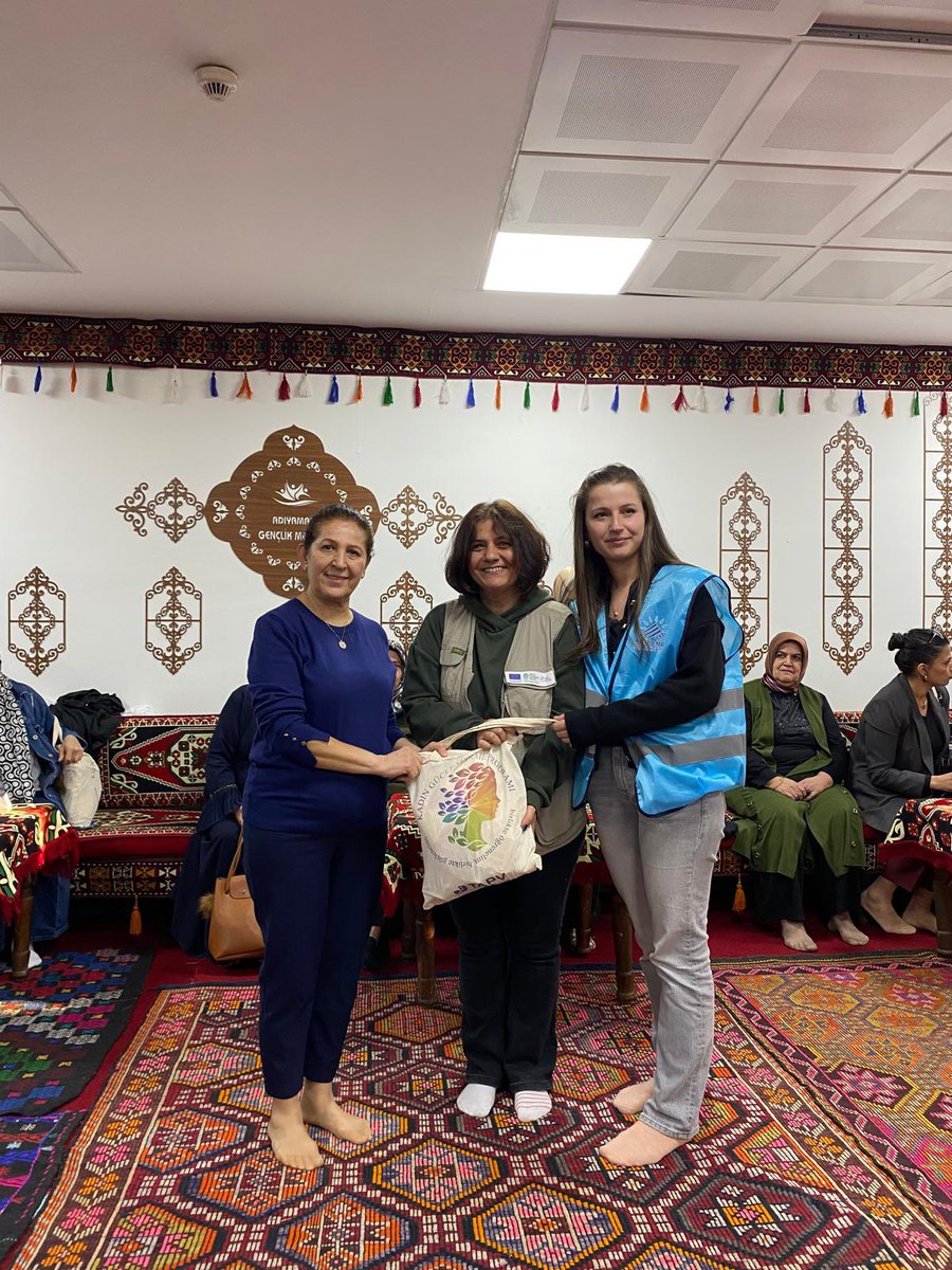 LiderKad's tweet photo. Adıyaman Belediyesi Kadın ve Aile Hizmetleri Birimi desteğiyle, Genç Kuşak Girişimci Kadınlar Derneği üyeleri ile bir araya gelerek; şiddet, şiddeti tanımlama ve mekanizmalara erişimi konuştuk. https://t.co/aS7C5ASt4j