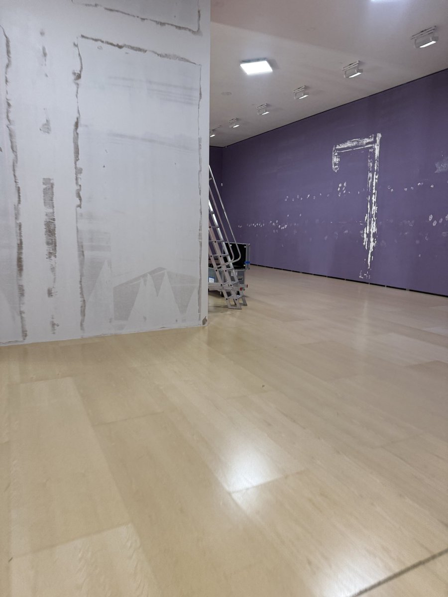 Desmontar también forma parte del ciclo ♻️🌱
Hemos llevado a cabo la desinstalación de las gráficas / arte en vinilo impreso y del suelo expositivo realizadas con materiales libres de PVC y ecológicos.
Pero aquí no termina el proyecto: todo el material retirado ha sido