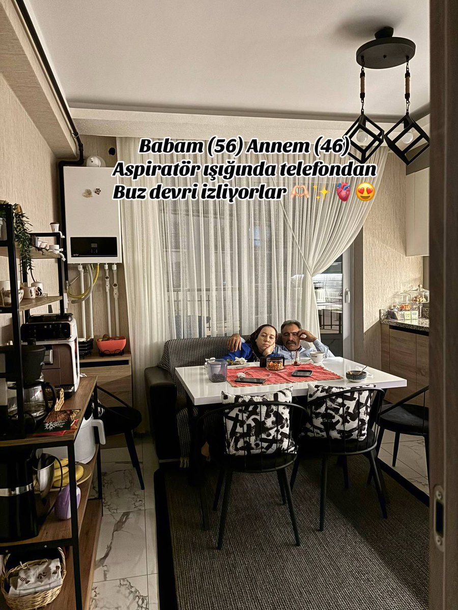 onedio's tweet photo. Bir genç, aspiratör ışığında telefondan Buz Devri izleyen anne ve babasının romantik anlarını paylaştı. https://t.co/fLWuSX5M3T