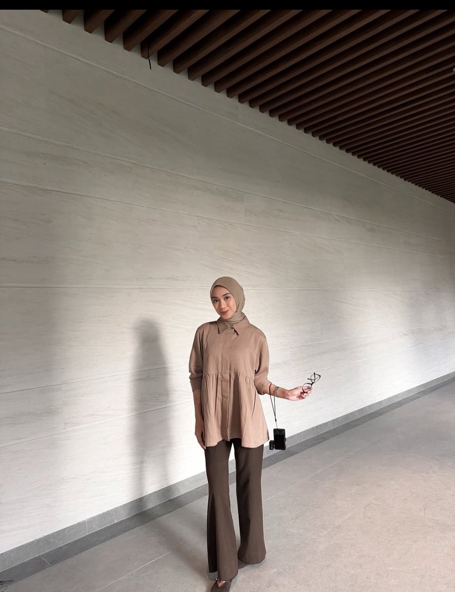 Outfit pakai warna netral yang warm emang paling aman banget apalagi kalau kemejanya nyaman dan simple tapi keliatan cantik kaya Namira Twill Korea 

#wts #wtb