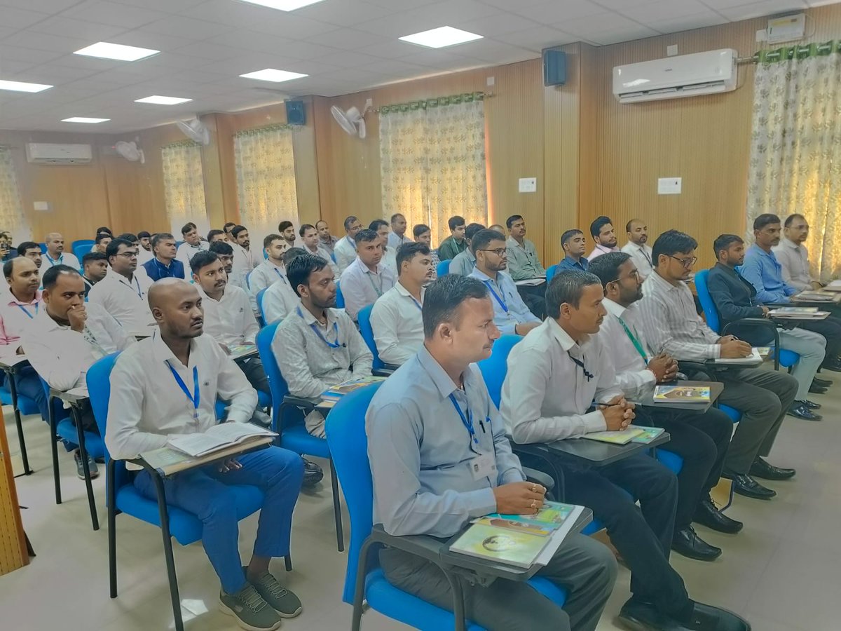 अंचल कार्यालयों में स्थापित <a href="/CSCegov_/">CSCeGov</a>  के VLE को विभागीय ऑनलाइन सेवाओं को आम रैयतों के बीच सुगमतापूर्वक उपलब्ध कराने के उद्देश्य से आवासीय प्रशिक्षण की शुरुआत राजस्व सर्वे (प्रशिक्षण) संस्थान, शास्त्रीनगर, पटना में हुई। 

#CSC
#Training 
#BiharRevenueAndLandReformsDept