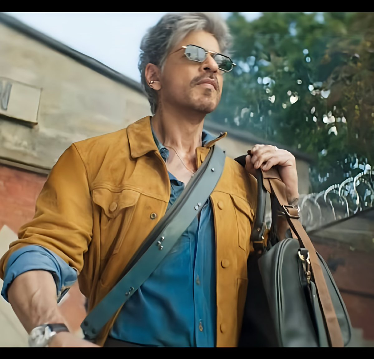 ये अलग बात है कि मैं खुशमिजाज़ हूं वरना 
उदास रहने को सब कुछ पड़ा है मेरे पास..!!