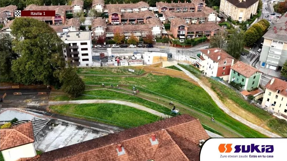 ConstSUKIA's tweet photo. 🚴🏻‍♀️ Aurten ere Tolosako Ziklokrosaren babesle izateko ohorea izan dugu. IV. Pablo Arsuaga Memoriala urriaren 25 ospatu zen Iurramendin, @oriakotxe Oriako Txirrindularitza Eskolak antolatuta.  
#TolosakoZiklokrosa #kirola 
#Sukia  #SukiaEraikuntzak #IurramendiBizigunea https://t.co/ZFC1uOgYcB