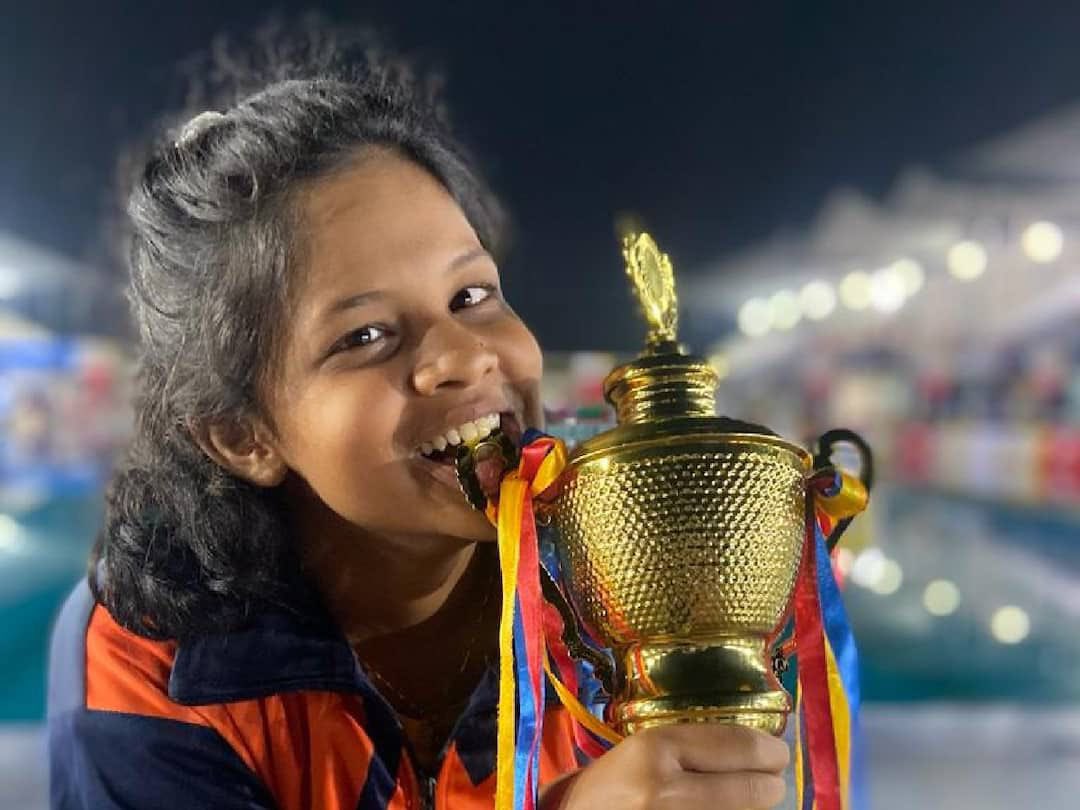 महाराष्ट्राच्या सुकन्येची 'सुवर्ण' कामगिरी! 

आपल्या कोल्हापूरची सुकन्या रिया पाटील हिने हैदराबाद येथे सुरू असलेल्या २५ व्या पॅरा नॅशनल स्विमिंग चॅम्पियनशिपमध्ये सुवर्ण कामगिरी केली आहे. तिने S-5 ज्युनिअर कॅटेगरीमध्ये १०० मीटर फ्री स्टाईल आणि ५० मीटर बॅकस्ट्रोक प्रकारात दोन