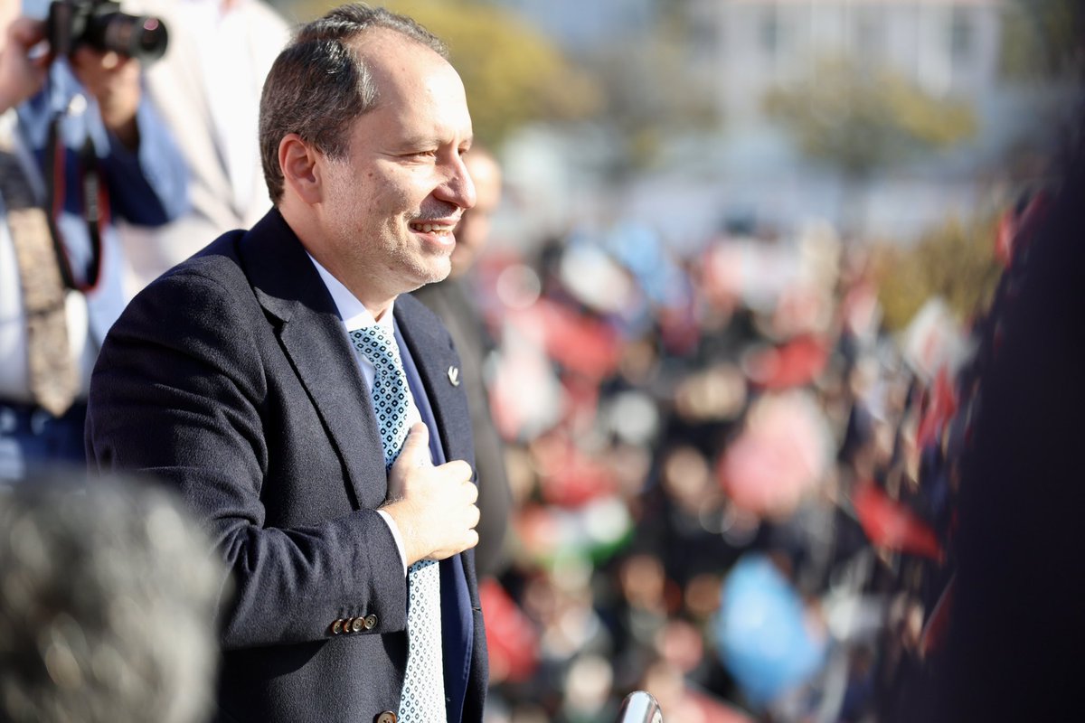 3. Olağan Büyük Kongremiz tek kelimeyle
'muhteşem' oldu. Elhamdülillah. Salona sığmayan on binlere açık havada hitap ettik.