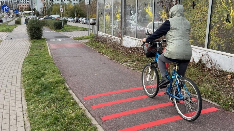 mordownik4u's tweet image. W Szczecinie zamontowano na drodze rowerowej coś w rodzaju progów zwalniających. Nie byłoby w tym nic dziwnego gdyby nie to, że zamontowano je w miejscu, w którym rowerzyści mają pierwszeństwo...