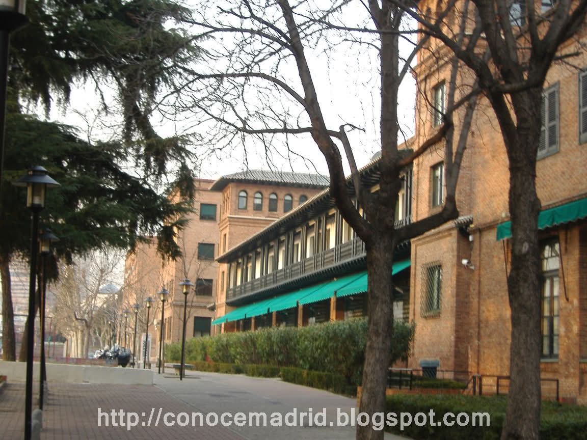 Pabellón de gobierno o pabellón central
Tiene acceso inferior a los dos pabellones gemelos, que el arquitecto Antonio Flórez Urdapilleta comenzó a construir en 1913
#ResidenciaDeEstudiantes #Madrid #España #arquitectura
<a href="/lomejordemadrid/">Lo MEJOR de MADRID</a>