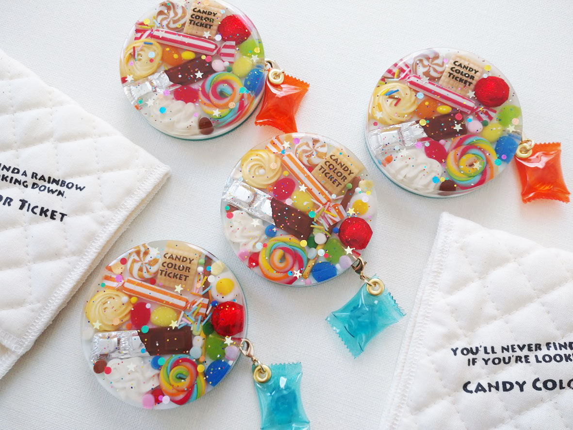 CANDYCOLORTICKE's tweet image. 「丸大ミラー」ピンクVerも出来ました😍
これで「ブルー、オレンジ、ピンク」（飴の袋の色で分けています）の3種類できました。
今週中にショップにアップ出来ると思います🌈

☆Webshop→ candycolorticke.cart.fc2.com #レジンアクセサリー #レジン #resin