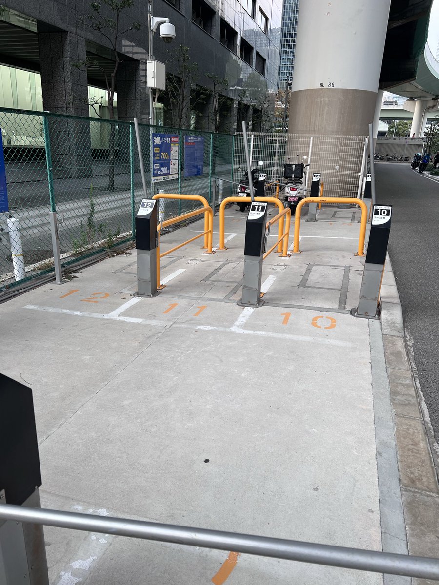 kayo_sol's tweet photo. 大きいバイクでライブに来られるだいちゃーの皆様、まだ空いています。フェスティバルホールの隣の建物の横、高架下です。　#三浦大知 #三浦大知ファンクラブイベント https://t.co/gmAIRs7UZl