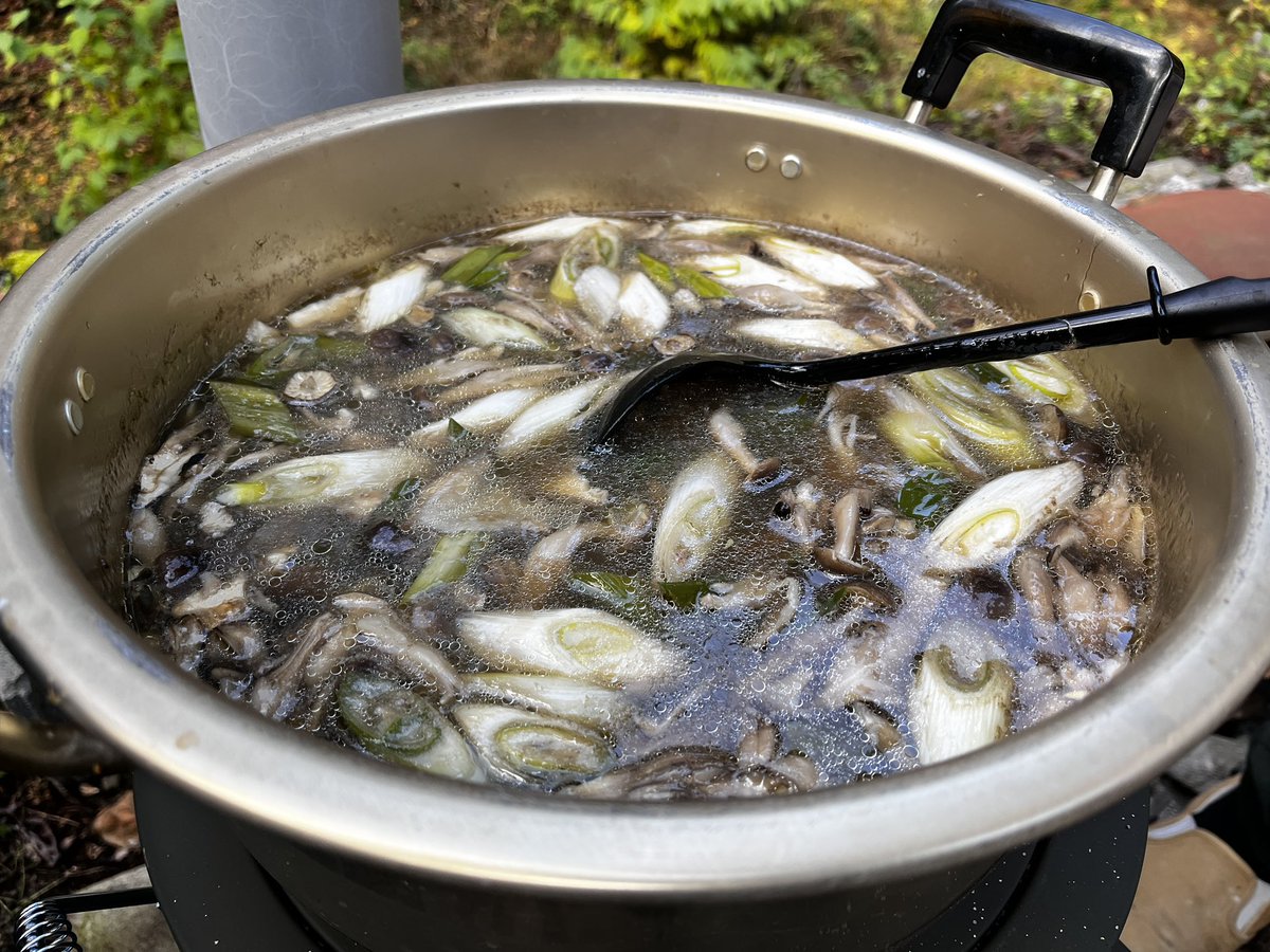 仕事がひと段落すると家を飛び出して自然の空気を吸いたくなる。今回はヤカンとバーナー背負って高尾山でコーヒーを飲み翌日は御嶽で芋煮会。