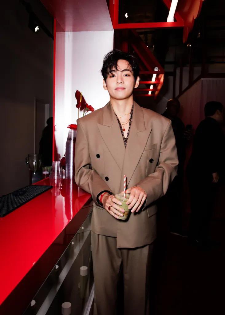 [Rolling Stone] BTS’ V SURPRISES FANS AT LAUNCH PARTY FOR HIS NEW KOREAN BEAUTY BRAND SKINCARE CAMPAIGN

The Korean beauty brand TIRTIR lands in Los Angeles with V as their first-ever global brand ambassador

Korean beauty brand TIRTIR announced BTS star V as their first-ever