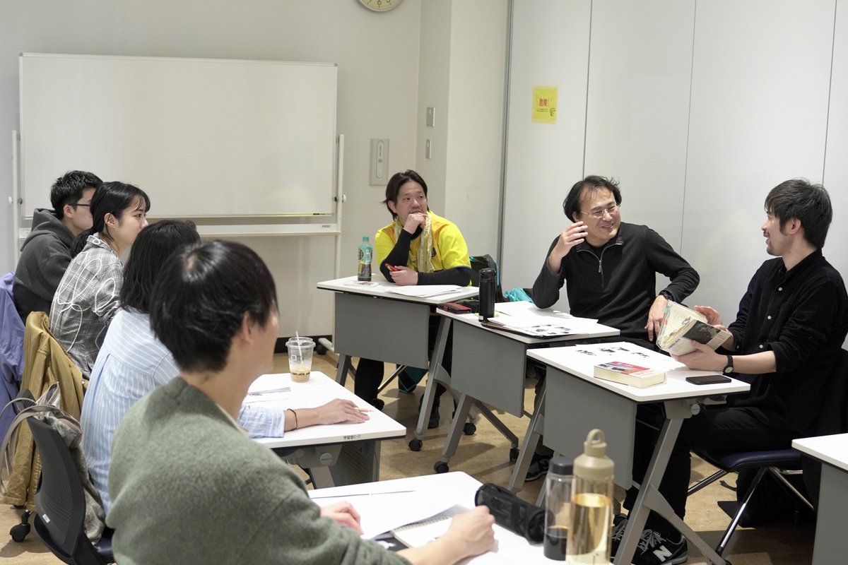 pancakenokai's tweet image. パンケーキの会『エーリヒ・ケストナー～消された名前～』
作者鈴木アツトさんをお招きしての勉強会の模様です。

ご予約開始は11月29日～
現在2作品セット券を先行販売中！
forms.gle/cvnCGvMkWGuDsN…

#パンケーキの会 #ある夜をめぐって #ケストナー