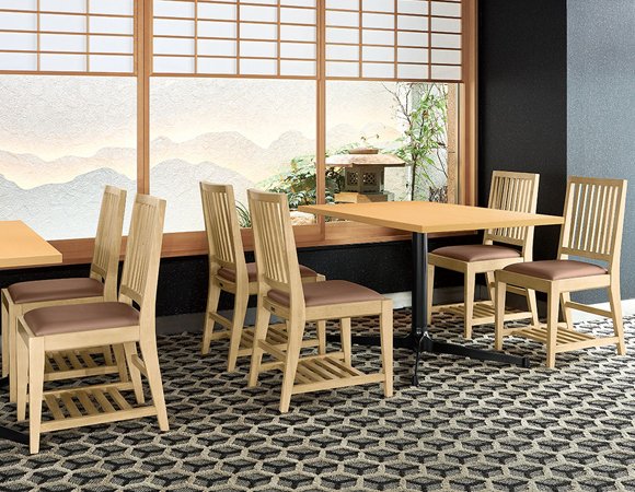 本日、納品の店舗家具【マルカツ：那須椅子】 足元に荷物が置ける棚