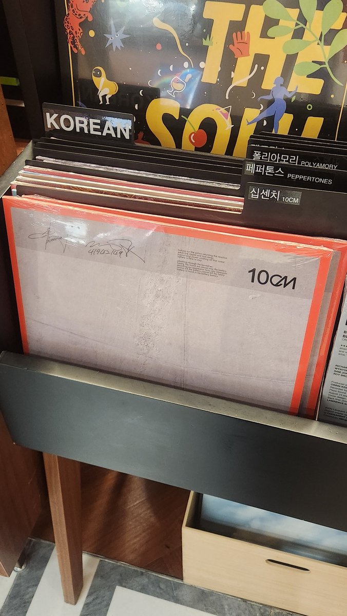 so55hyun's tweet photo. 최근에 판매했던 LP 구매못하신분들 중에 오프라인에서 구매하고 싶다 하시는 센치너분들은 더현대 지하2층
'리스닝룸 바이오드 더현대 서울' 으로 가시면 구매 가능합니다!! https://t.co/Zkwa23IoMY