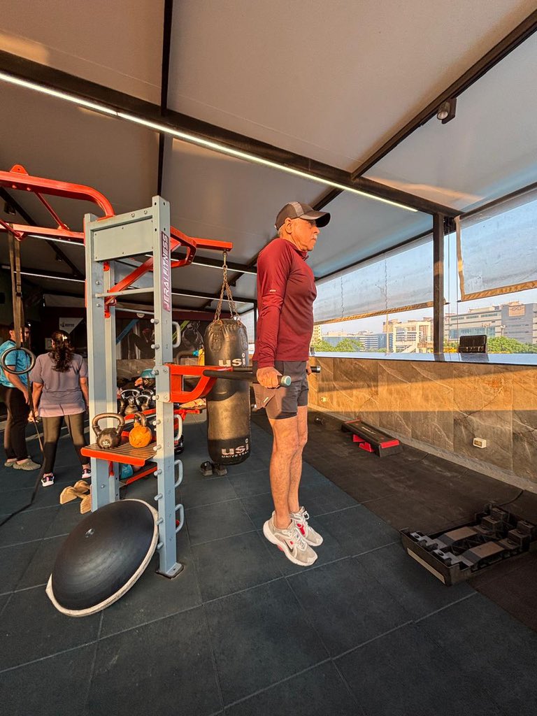 ajwani_kumar's tweet image. With gods blessings and my gurus grace ..
Functional training and isometric hold …
Please do try ..off course slowly and practice and as per ur body’s comfort 

#FunctionalTraining #IsometricHold #SeniorFitness #ActiveSeniors @65
#StrengthInStillness #BalanceAndStability