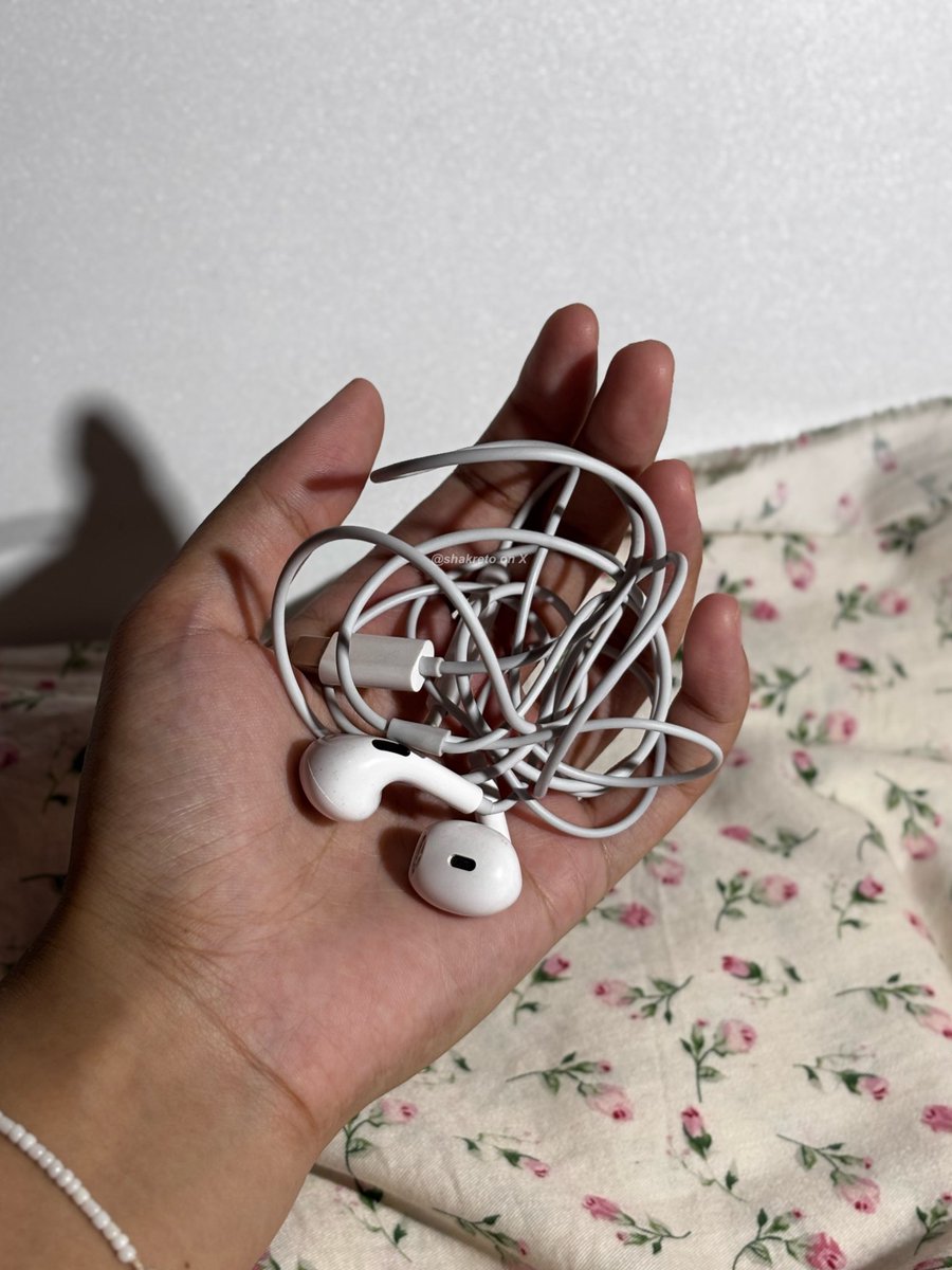 Shakreto's tweet image. BACK TO KABEL ERA cuz I’M DONE with charging anxiety 😭😭😭

𝗰𝗼𝗹𝗼𝗸 → 𝘀𝗲𝗹𝗲𝘀𝗮𝗶
love that🥹