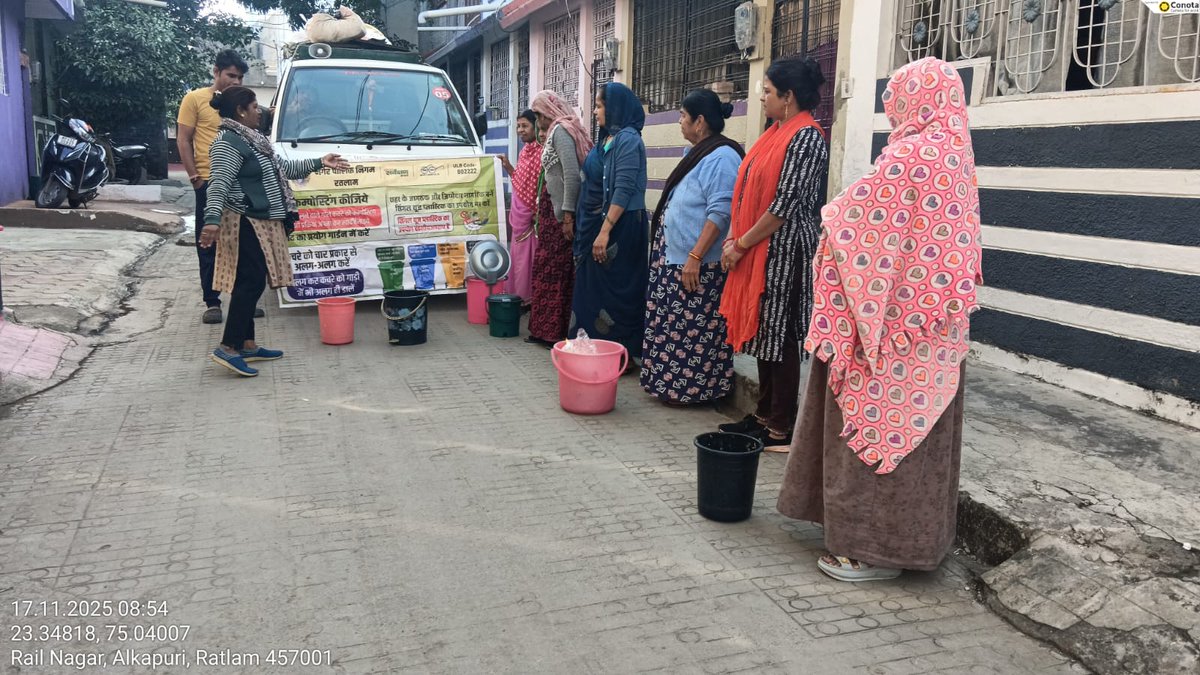 NRatlam's tweet image. नगर पालिक निगम रतलाम की आई. ई .सी टीम द्वारा डोर टू डोर जा कर महिलाओं को घरेलु हानिकारक कचरे  (स्पेशल केयर) तथा सेनेटरी कचरे की जानकारी दी गई ।
#SwachhBharat @MoHUA_India @SwachhBharatGov @urbansbm #indiavsgarbage #wastmanagement @prahladspatel @mlkhattar
