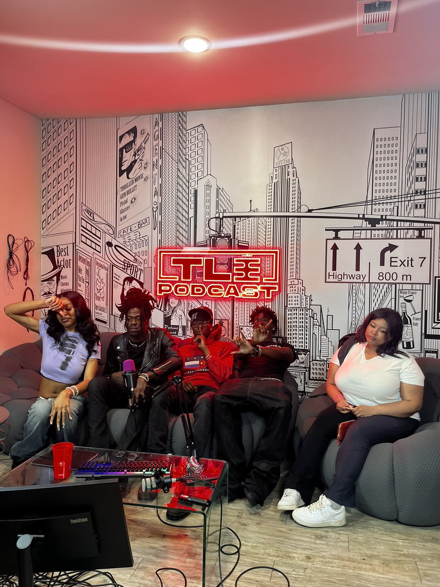 underground tapes pod 🧟‍♂️
 twitch.tv/videos/2619715…