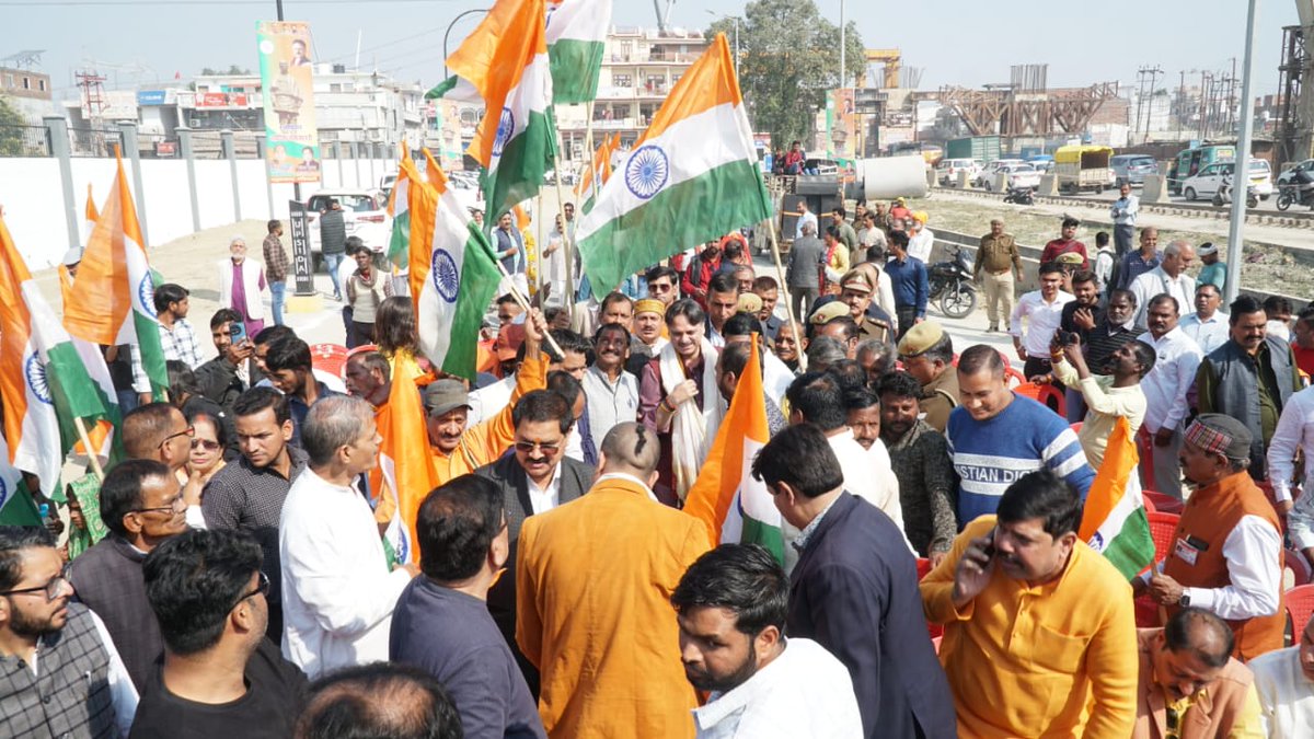 RajeshwarS73's tweet image. “सरदार @150 एकता यात्रा”

स्कूटर इंडिया चौराहे से सैनिक ग्राउंड, सरोजनीनगर तक ...
भव्य जन–समूह के साथ बढ़ते कदम,
एकता, अखंडता और राष्ट्रभाव का सशक्त व जीवंत संदेश दे रहे हैं!

मुख्य अतिथि श्री @sanjayraiupbjp जी का हार्दिक स्वागत, अभिनन्दन एवं नमन!

#RunForUnity…