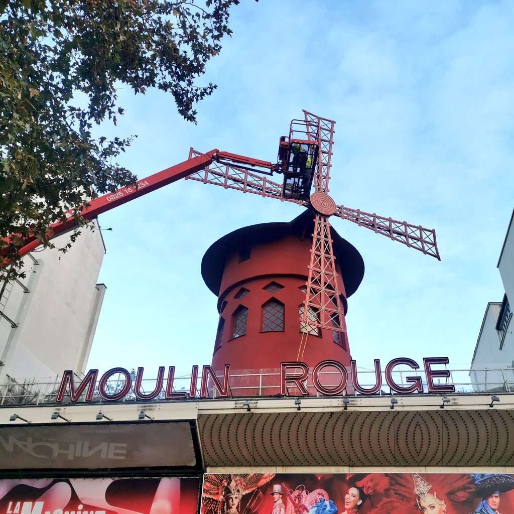 Bon chance pour voler une aile du Moulin Rouge.