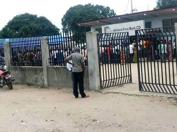 🔴 #Idiofa : Les enseignants en grève après 4 mois de salaires impayés.

Ils exigent le paiement de leurs arriérés et interpellent les autorités face au blocage avec la Afriland First Bank, qui ne propose de libérer qu'un mois sur les trois dus.

#grève #éducation #RDC