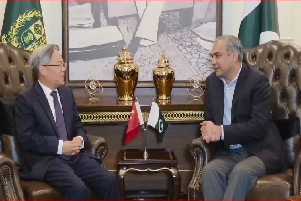 CHINAWINDOW2's tweet image. Chinese Ambassador Jiang Zaidong met with Federal Interior Minister Mohsin Naqvi. During the meeting, both sides discussed Pakistan–China bilateral relations and matters of mutual interest.
The Chinese Ambassador condemned the recent suicide attack in Islamabad @CathayPak