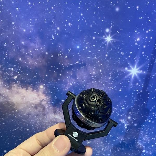 konicaminoltatk's tweet image. ✨インフィニウムシグマ ミニチュアプロジェクター✨
コニカミノルタプラネタリウムの投映機が、小さくなってカプセルトイに登場💫✨
夜のとばりが下りる頃、星明りがあなたを照らします🌃

いつでも、どこでも星座を見つけられる小さくて可愛いアイテム。…