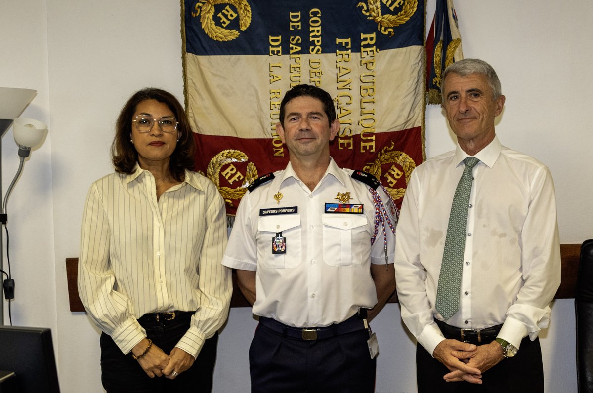 Ce 17 novembre, l’Inspecteur Général Bertrand Vidot devient le 1er Réunionnais directeur du SDIS 974.

Un moment fort marqué par la remise de l’insigne de chef de corps par le Préfet, en présence de la Présidente du Conseil d’Administration.
#SDIS974 #PriseDeFonction #ChefDeCorps