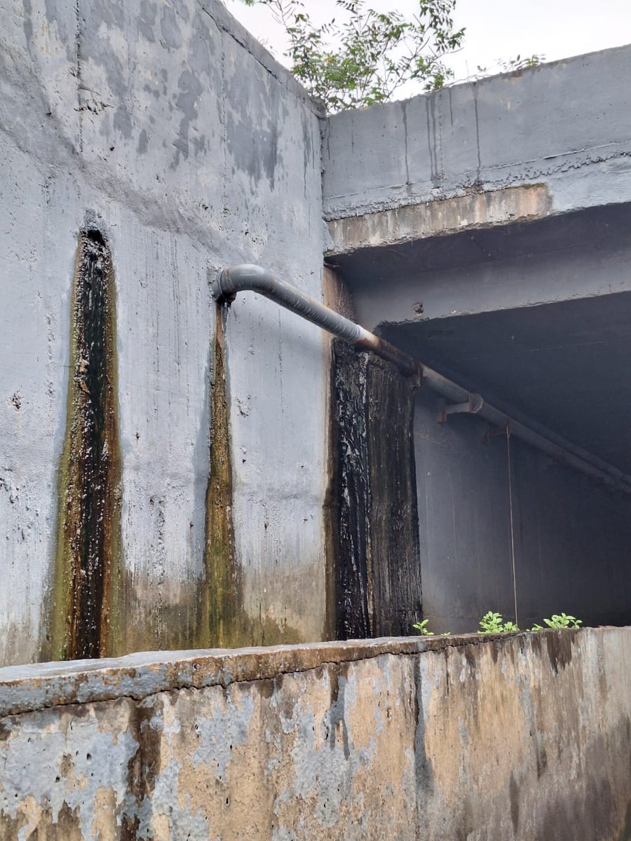 iSathishKumarS's tweet photo. @chennaicorp @GMSRailway Pic1&amp;2: Map loc &amp; Actual spot, Connecting point b/w Railway Road &amp; Velacherry -Tambaram Main road, there exists no road, just bricks &amp; muds, people crawl through it.

Pic3-6: Subway, where you can clearly see how people are driving in a feet of water. Pipe which leaks for yr. https://t.co/CtNWdUzuBc