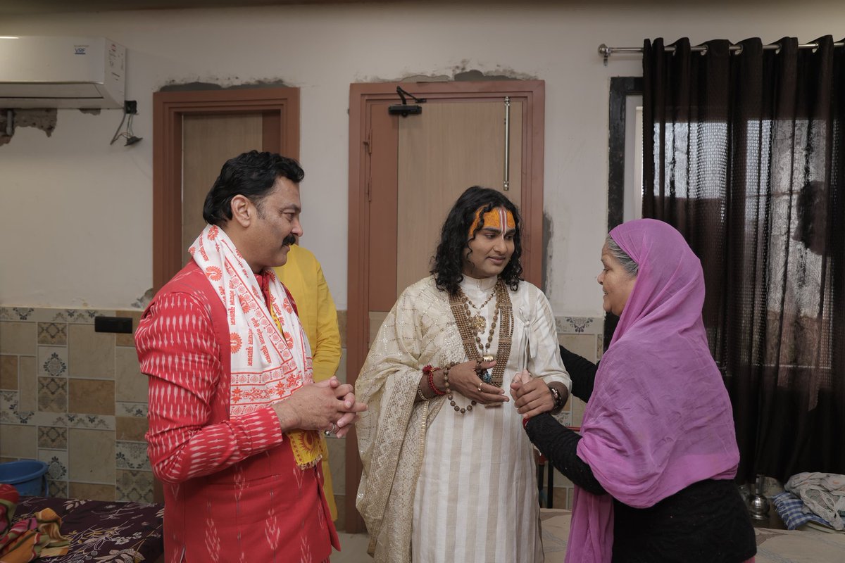 वृंदावन स्थित गौरी गोपाल आश्रम में पूज्य श्री अनिरुद्धाचार्य जी महाराज ने स्वयं आश्रम में रहने वाले वृद्धजनों की सेवा व्यवस्था का दर्शन कराया और इस अवसर पर मुझे भी सेवा करने का अवसर प्राप्त हुआ। माताओं बहनों की सेवा कर मन और आत्मा तृप्त हो गई।