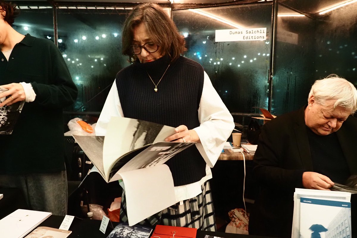 MarikoTsukamoto's tweet photo. 息苦しいほどの熱気と人口密度だった #polycopies もずっと訪れたかったイベント。
中藤毅彦 @nakafujitake さんはzen fotoブースでのサイン会
今回私がパリ行こう!と思ったきっかけの人でもある尾仲浩二さん @onakakoji にもお会いできました🙏
持参したZINEを出展者と交換できたのも嬉しい収穫🍇 https://t.co/VMuzyjnjnV