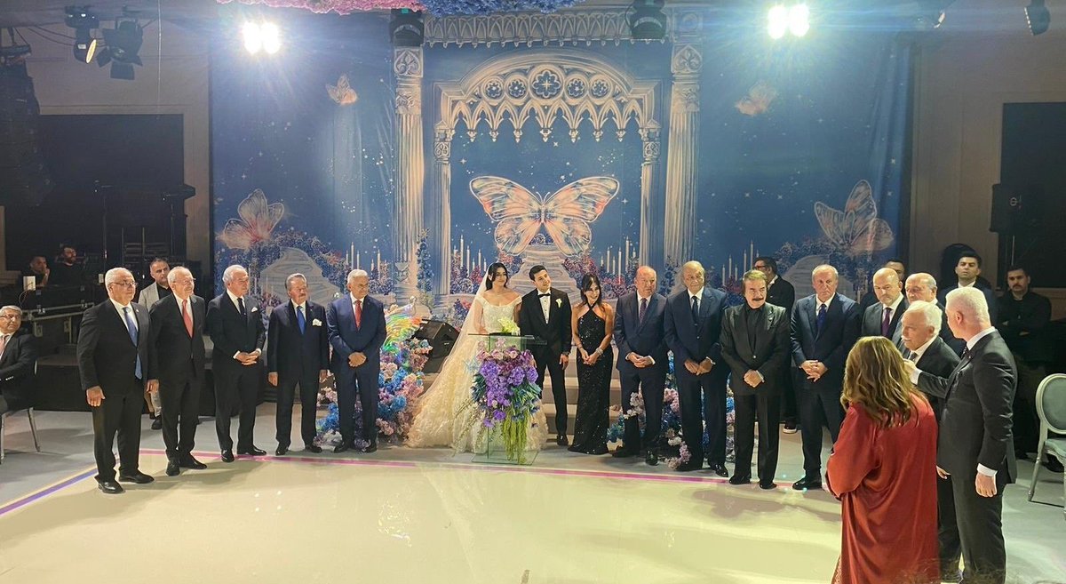 Kılıçdaroğlu döneminde CHP'den ihraç edilen Mehmet Sevigen'in oğlunun Çırağan Sarayı'ndaki düğününe katılanlar:

Orhan Gencebay
Yavuz Bingöl
Muharrem İnce
Kemal Kılıçdaroğlu
Süleyman Soylu
Davut Gül
Binali Yıldırım
Doğu Perinçek