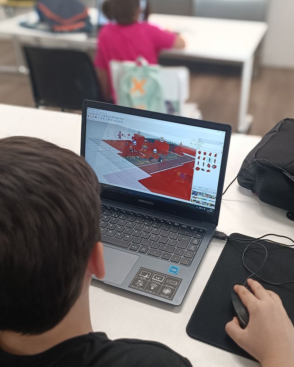 eixoscreativa's tweet image. Creacions amb #LeoCAD a l&apos;escola Els 30 Passos! 🧱
#extraescolars #steam #programació #videojocs