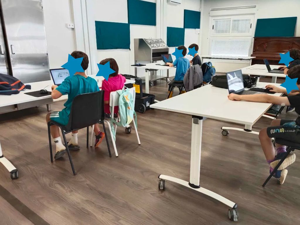 eixoscreativa's tweet image. Creacions amb #LeoCAD a l&apos;escola Els 30 Passos! 🧱
#extraescolars #steam #programació #videojocs