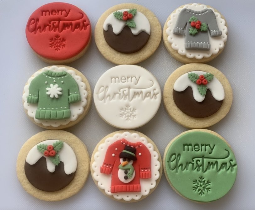Melt in the mouth lemon shortcake biscuits topped with handcrafted festive edible toppers…
Tel: 07824 705364 or DM
#firsttmaster #ChristmasGiftIdeas #Christmas2025 #SweetTreats #LondonBakes #Shopindie #EarlyBiz