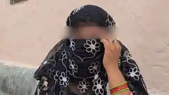 Firojbhai75's tweet image. उत्तर प्रदेश के बुलंदशहर से एक चौंकाने वाला मामला सामने आया है पीड़ित महिला का आरोप है कि पति को छोड़ने के लिए दरोगा ने महिला के 2 दिन में 5 बार किया रेप 

बुलंदशहर में खुर्जा नगर में तैनात एक दरोगा ने पति को छोड़ने के बदले 50 हजार रुपये और 2 दिन में 5 बार उसके साथ रेप किया…