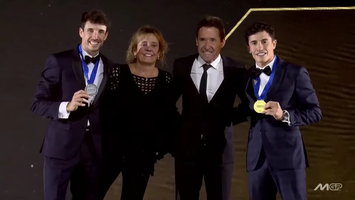 Kakaknya juara dunia, adeknya runner up.

Jadi kasihan sama anak tentangganya 😅