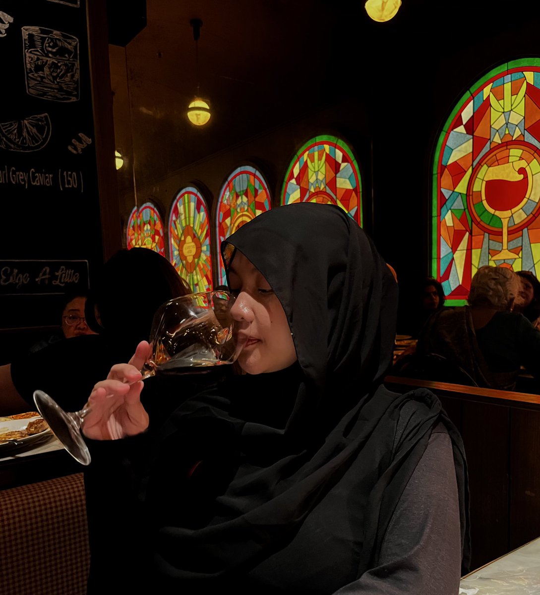 zaraIIys's tweet image. Cheers for my #legal age 🥂