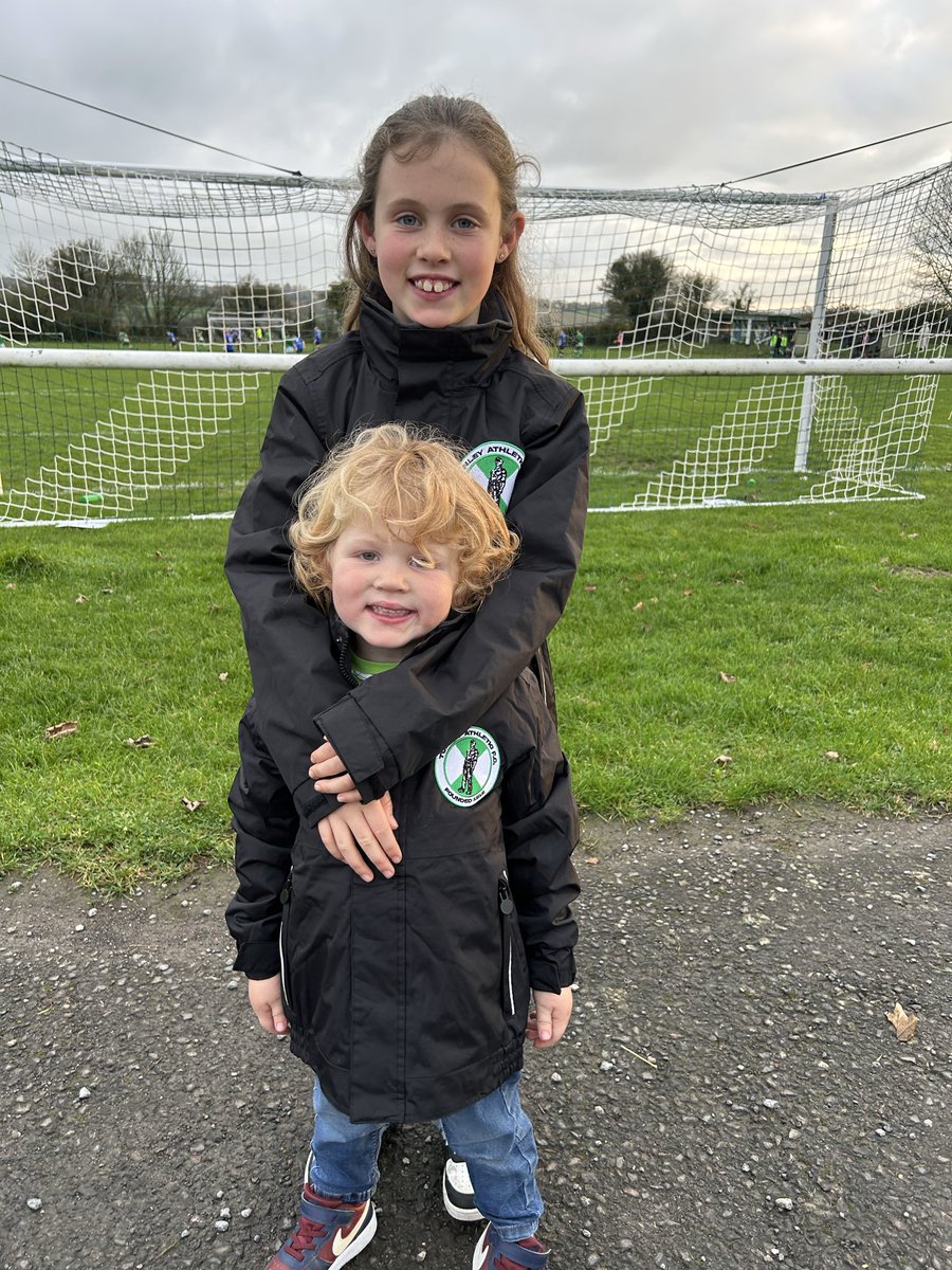⚽️ Proof that Tunley Athletic FC supporters come with maximum cuteness and minimum height requirements.
Tunleyafc.uk
#tunleyathletic
#villagefootball
#kingwilliaminn