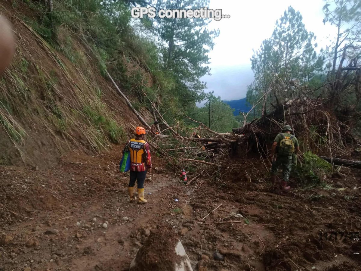 NET25TV's tweet photo. ABISO SA PUBLIKO
TINGNAN: Hindi pa rin madaanan ng mga motorista ang ilang kalsada sa Barlig, Mountain Province dahil sa mga nagtumbahang mga puno at gumuhong lupa.
📷: DPWH-MPSDEO
#NET25NewsandInformation #Barlig #MountainProvince #clearingoperations https://t.co/1uyGUW16ML