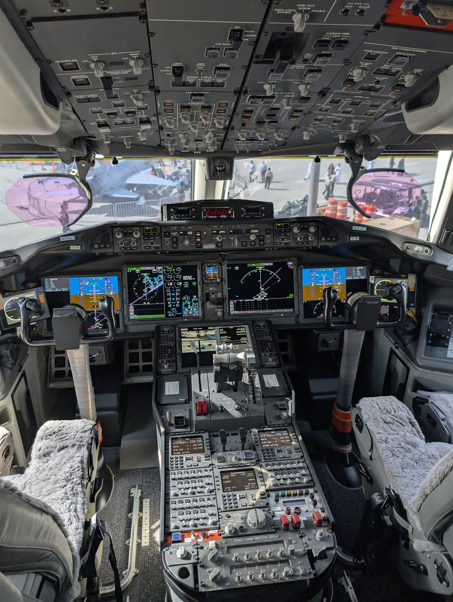 Boeing 777-9 flight deck 🕹️✨✈️