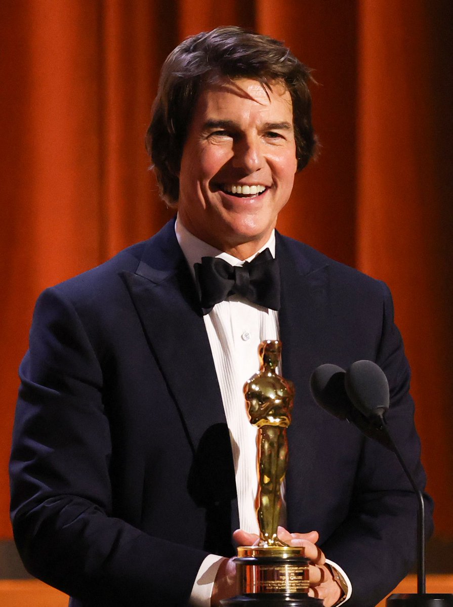 La imagen del año. Qué alegría tan inmensa ver como uno de mis actores favoritos gana un Oscar. Que merecido lo tiene <a href="/TomCruise/">Tom Cruise</a> 🥰🥰🥰🥰🥰🥰🥰