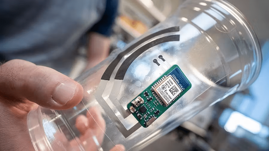 dfrobotcn's tweet image. . @UCSanDiego researchers created a smart cup sticker that tracks vitamin C levels &amp;amp; powers itself with your sweat!

No batteries, no hassle - just grip your cup and get health data on your phone.

Amazing work by Profs. Mercier &amp;amp; Wang!

🔗 hackster.io/news/this-unaw…